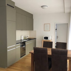 Réfrigérateur, four à micro-ondes, un four, surface de cuisson