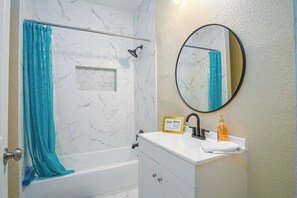 Een douche, een haardroger, shampoo