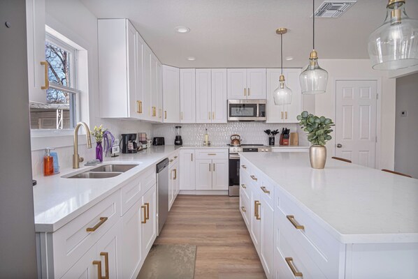 Fridge, microwave, oven, stovetop - Cherish Every Moment 4BR/3BA So Close to Riverwalk (San Antonio)