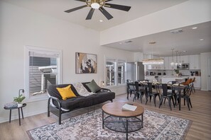 TV, offices - Cherish Every Moment 4BR/3BA So Close to Riverwalk (San Antonio)