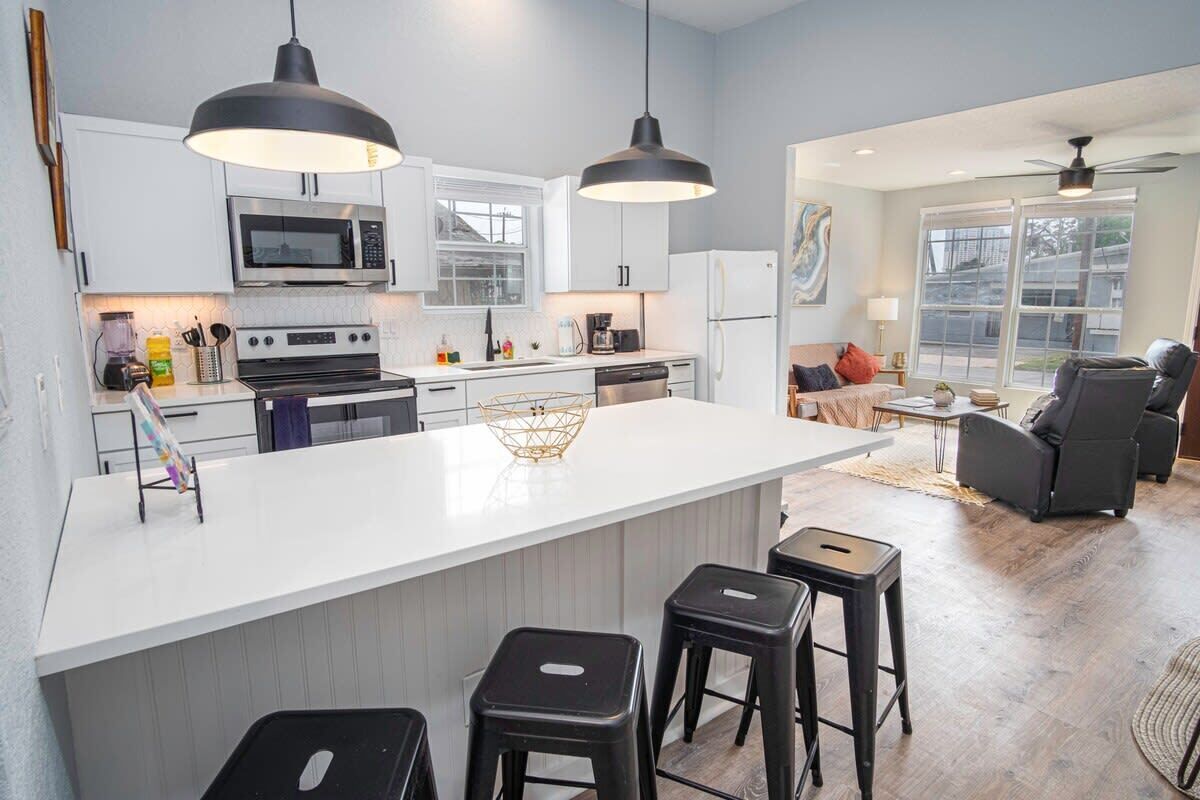 冷蔵庫、電子レンジ、オーブン、コンロ