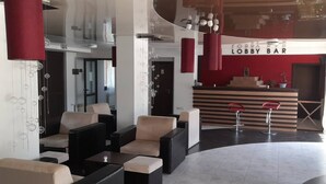 A lobby with seating, a reception desk, and a bar area. - Relax in Banya's Hidden Gem - Igzila Appartment (Razlog)