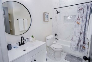 Een douche, een haardroger, handdoeken, shampoo