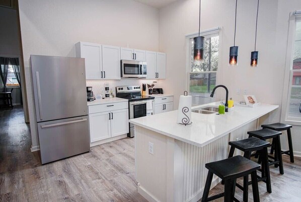 Refrigerador, microondas, horno y parrilla de estufa 