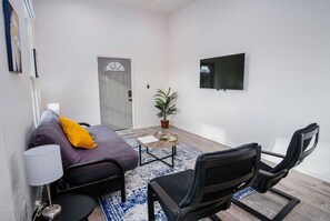 Televisión y oficina 