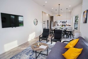 Televisión y oficina 