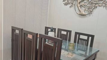 Apartment, 2 Bedrooms, Accessible, Smoking | Dining room