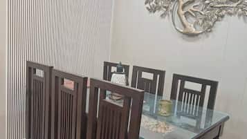 Apartment, 2 Bedrooms, Accessible, Smoking | Dining room