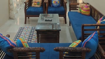 Apartment, 2 Bedrooms, Accessible, Smoking | Living room
