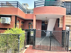 Apartment, 2 Bedrooms, Accessible, Smoking | Front of property