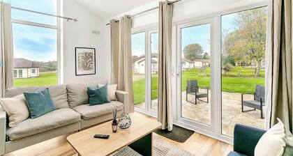 Pristine 2BR Holiday Chalet Near Sidmouth - Sleeps 4