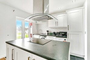 ثلاجة، ميكروويف، فرن، موقد طهي مسطح