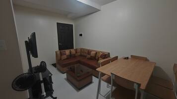 Room, 2 Bedrooms, Accessible, Smoking | Living room
