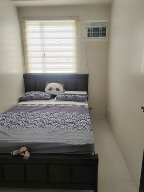 Room, 2 Bedrooms, Accessible, Smoking - Room-mountain City Condo Room for Rent i (Quezon City)