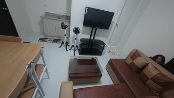 Room, 2 Bedrooms, Accessible, Smoking | Living room