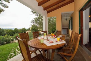 Outdoor dining - Villa Biljana, Comfort & Scenic Beauty with Access to Two Shared Pools (Stanišovi)