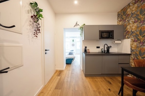 Deluxe appartement | Privékeuken | Een koelkast, een microgolfoven, een oven, een kookplaat