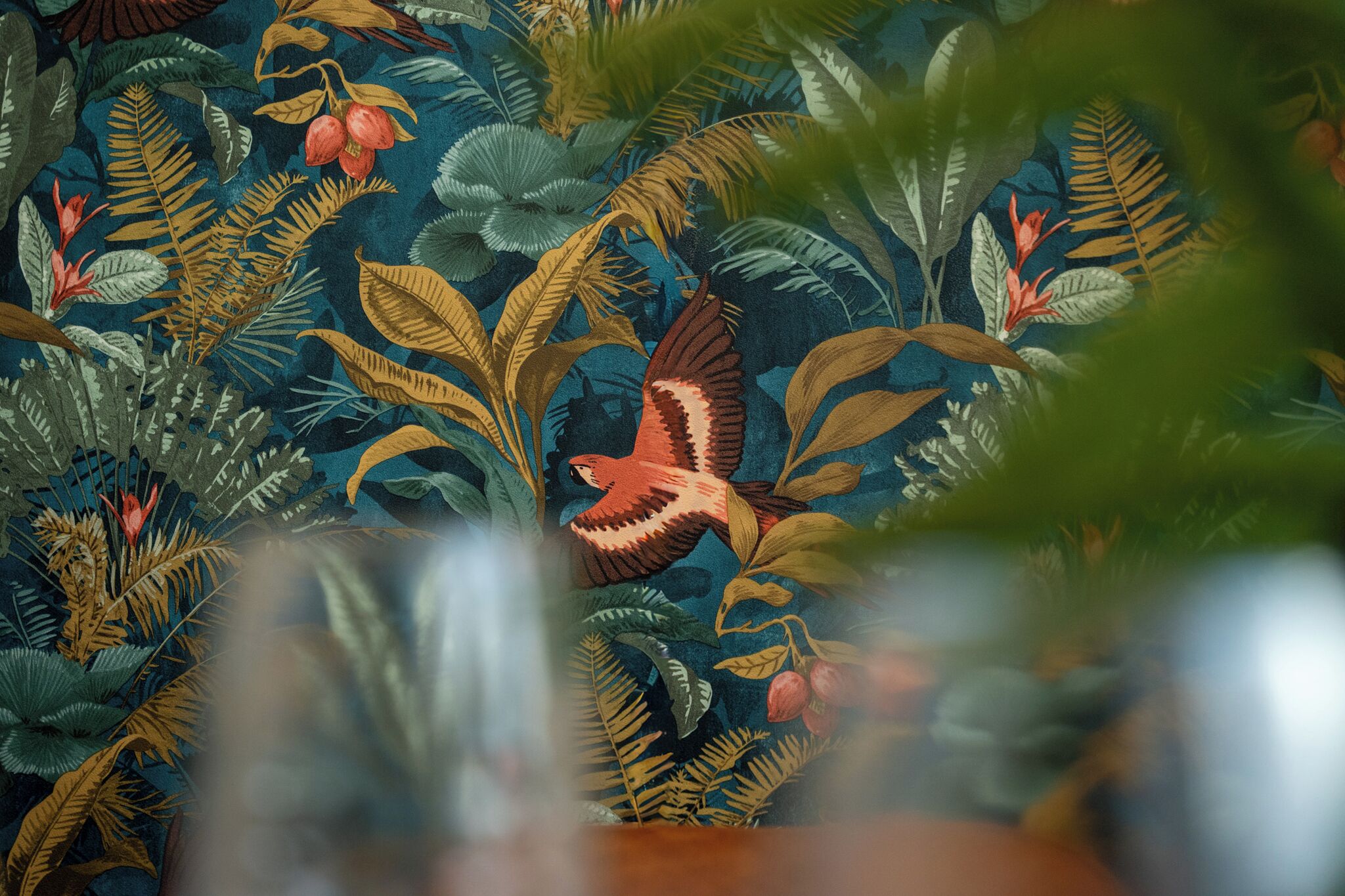 Une tapisserie détaillée représentant un oiseau et des feuillages.