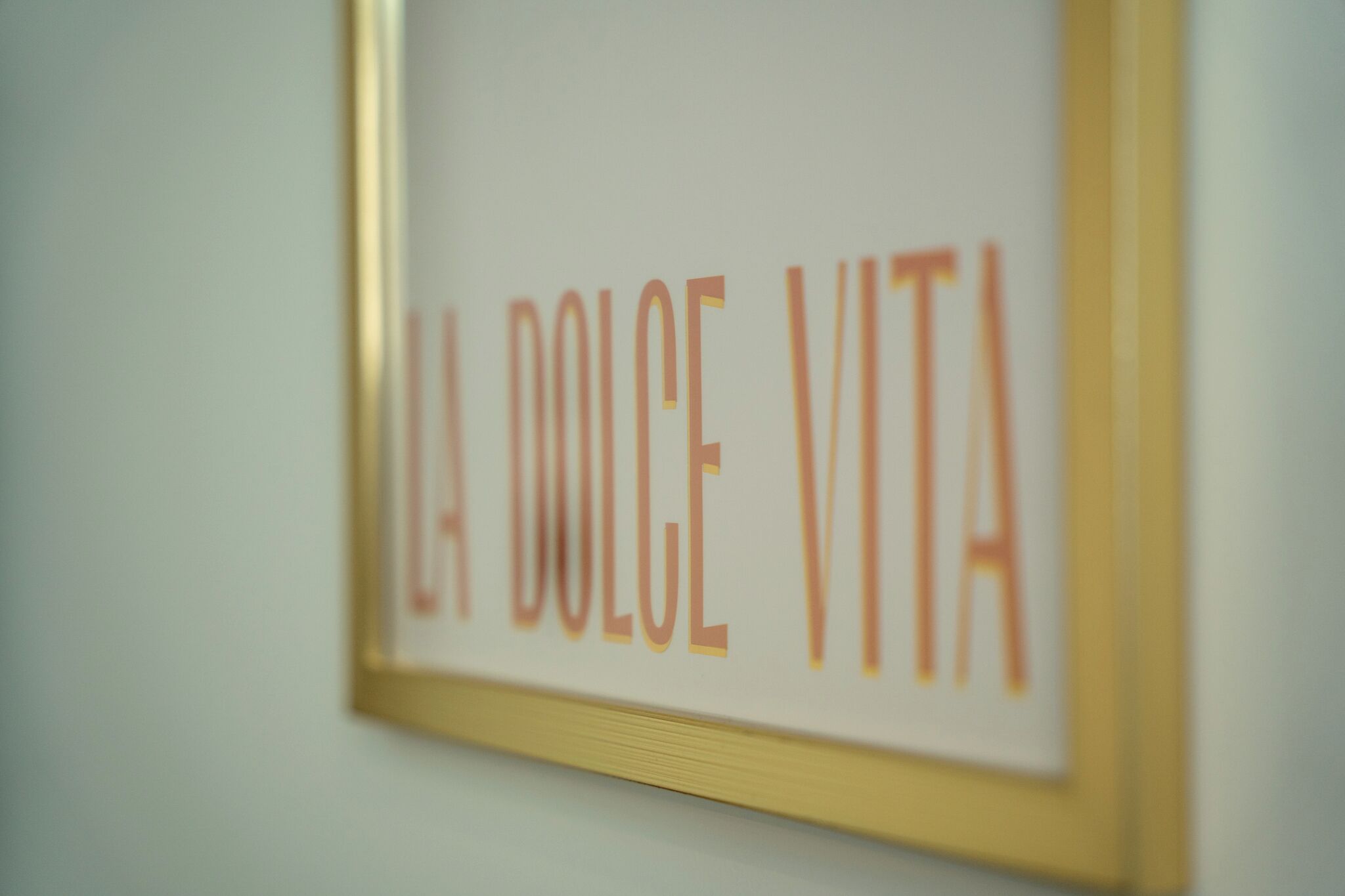 A framed sign with the text "LA DOLCE VITA".
