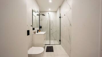 Apartment 7, Sleeps 4 | Badkamer | Een douche, een haardroger, handdoeken, zeep