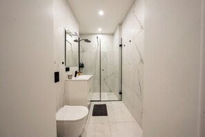Apartment 7, Sleeps 4 | バスルーム | シャワー、ヘアドライヤー、タオル、石鹸
