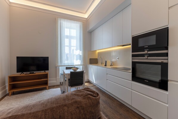 ثلاجة، ميكروويف، فرن، موقد طهي مسطح