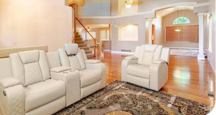 Nice 4-bedroom house with fitness room and AC in charming Denver