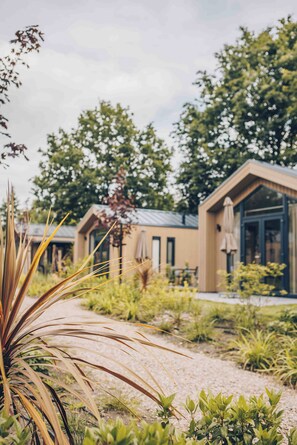 Exterior detail - Experience luxury and nature in the Tiny Lodge in the Veluwe! Single-story with 2 bedrooms, a fully equipped kitchen and air conditioning (Lieren)