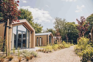 Exterior - Experience luxury and nature in the Tiny Lodge in the Veluwe! Single-story with 2 bedrooms, a fully equipped kitchen and air conditioning (Lieren)