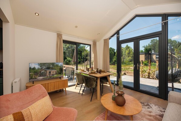 Smart TV - Experience luxury and nature in the Tiny Lodge in the Veluwe! Single-story with 2 bedrooms, a fully equipped kitchen and air conditioning (Lieren)