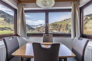 تناول الطعام داخل الغرفة