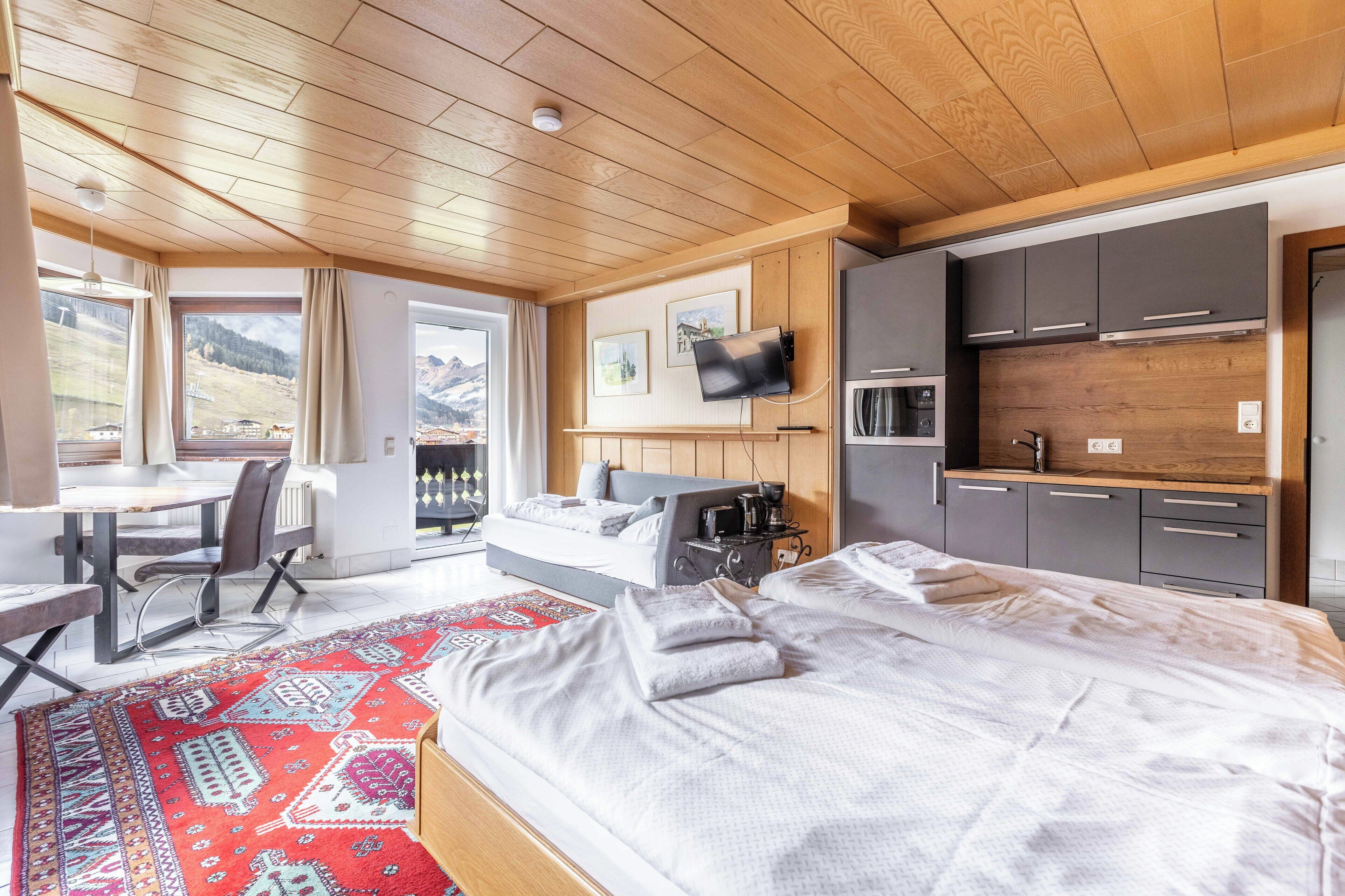 Escritorio, espacio para trabajar con laptop y cortinas blackout 