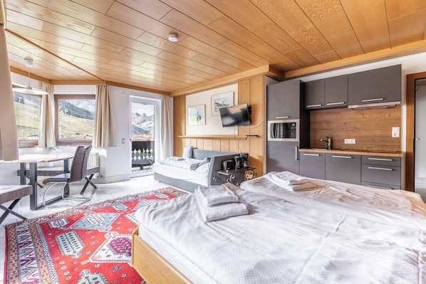 مكتب ومساحة عمل للكمبيوتر المحمول وستائر تعتيم وتجهيزات عازلة للصوت