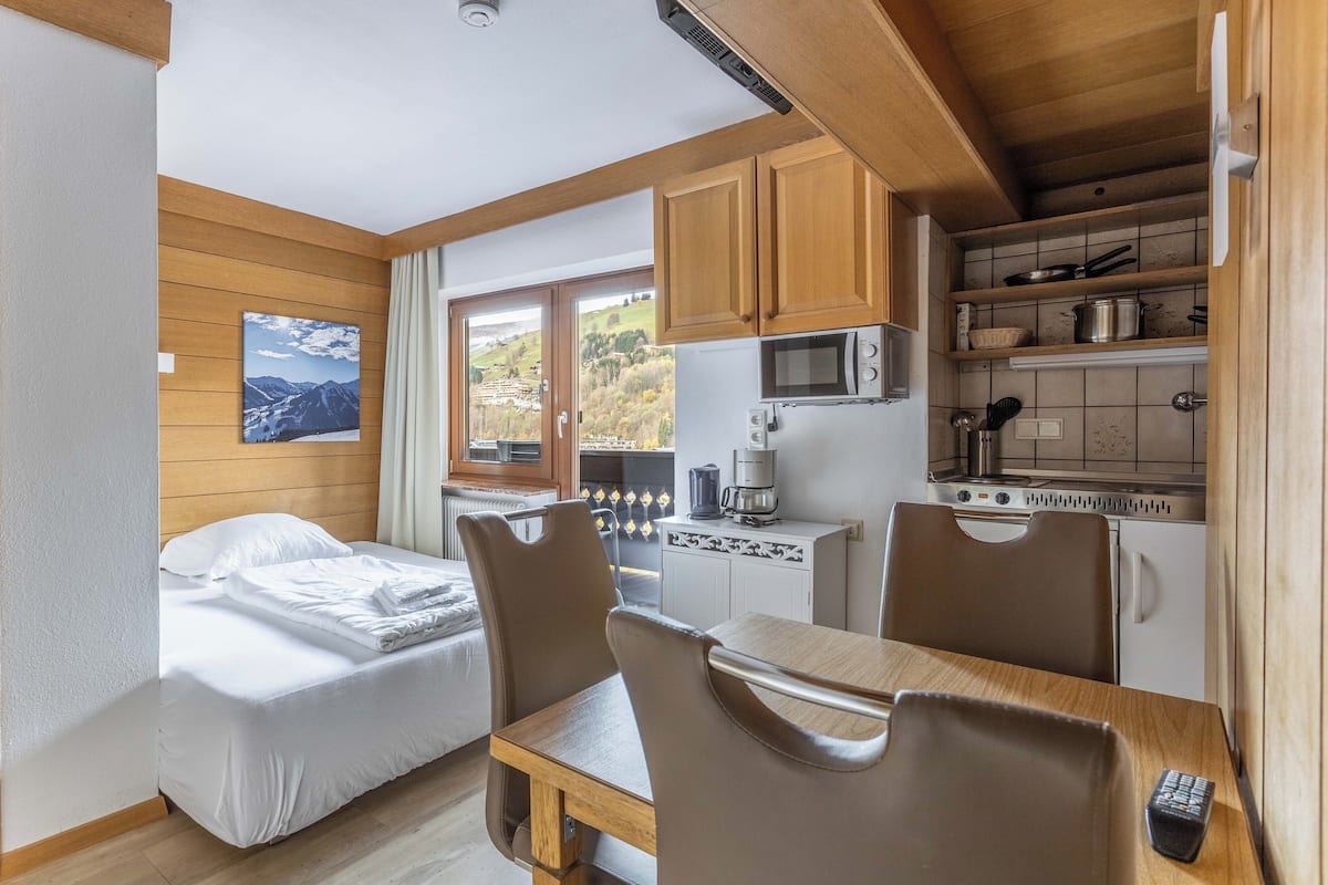 مكتب ومساحة عمل للكمبيوتر المحمول وستائر تعتيم وتجهيزات عازلة للصوت