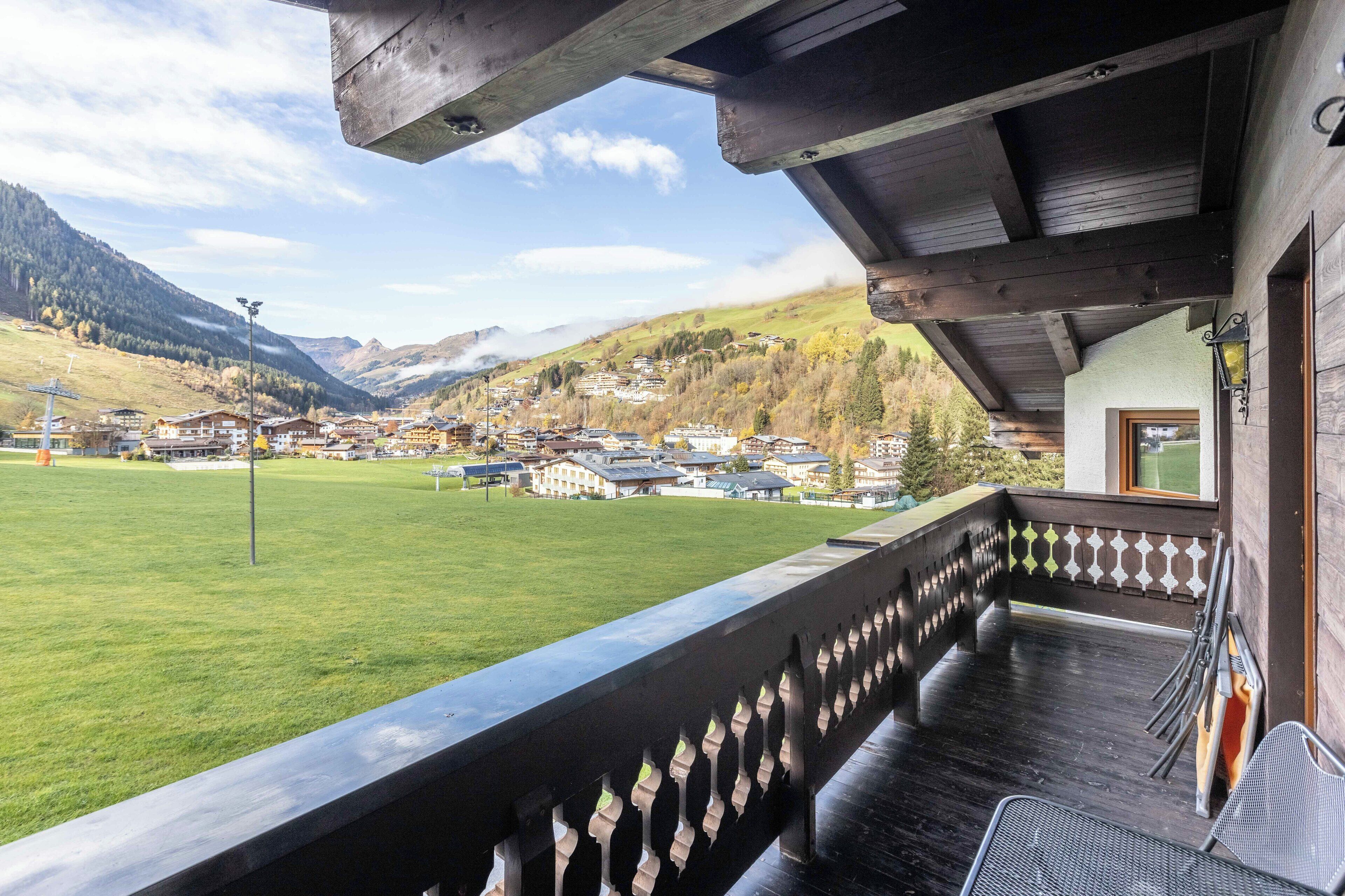 Un balcon avec vue sur un village et des montagnes.