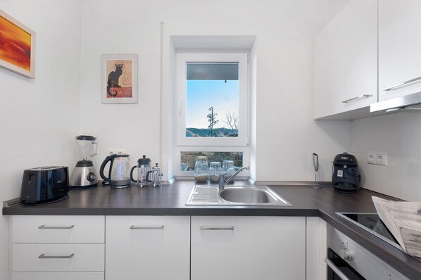 Fridge, oven, stovetop, dishwasher