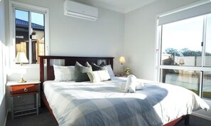 5 slaapkamers, een strijkplank/strijkijzer, internet, beddengoed