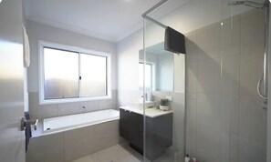 Sèche-cheveux, serviettes fournies, papier toilette