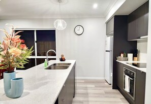 Micro-ondes, four, plaque de cuisson, lave-vaisselle