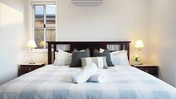 5 bedrooms, iron/ironing board, Internet, bed sheets