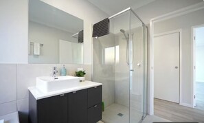 Sèche-cheveux, serviettes fournies, papier toilette