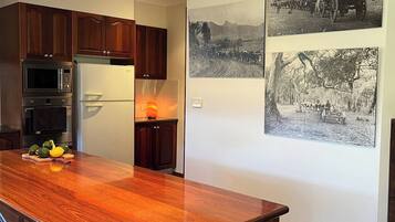 ثلاجة، ميكروويف، فرن، موقد طهي مسطح