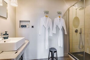 Dusche, Haartrockner, Handtücher, Seife