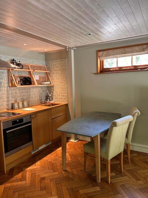 Refrigerador, horno, placa de cocina, tetera/pava eléctrica