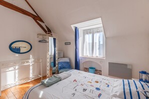 3 slaapkamers, een strijkplank/strijkijzer, wifi, beddengoed