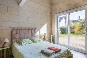 3 عدّة غرف نوم ومكواة/لوح كي وواي فاي وملاءات أسرّة