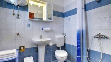 Familienhaus, Mehrere Schlafzimmer (Seaview Pool House Mytilus) | Badezimmer | Dusche, Haartrockner, Handtücher, Seife
