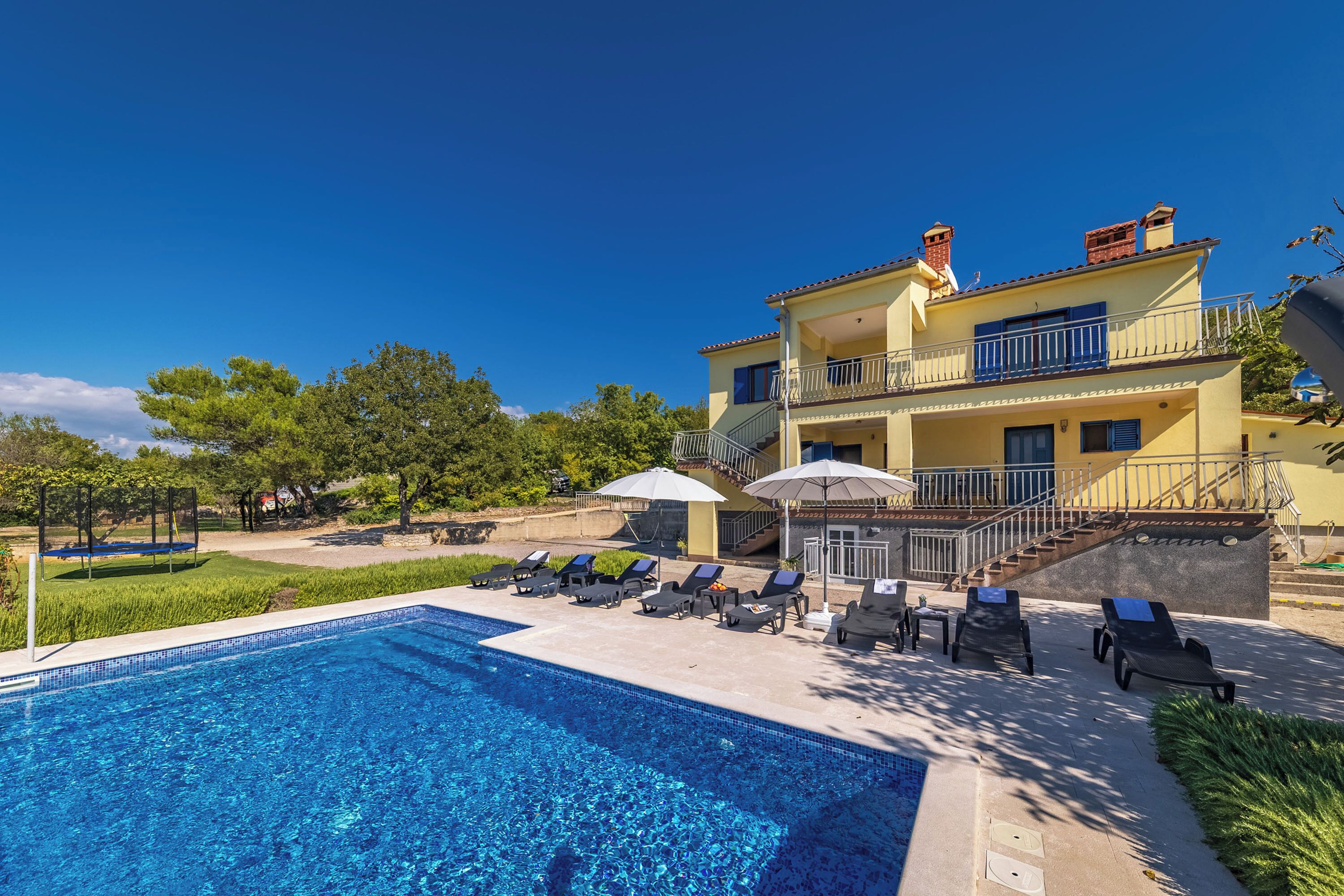 Perhetalo, useita makuuhuoneita (Seaview Pool House Mytilus) | Uima-allas