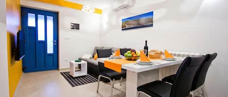บ้านพักสำหรับครอบครัว, หลายห้องนอน (Seaview Pool House Mytilus) | ร้านอาหาร