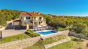 A two-story house with a swimming pool, outdoor seating, and a stone wall. - Seaview Pool House Mytilus (Rasa)